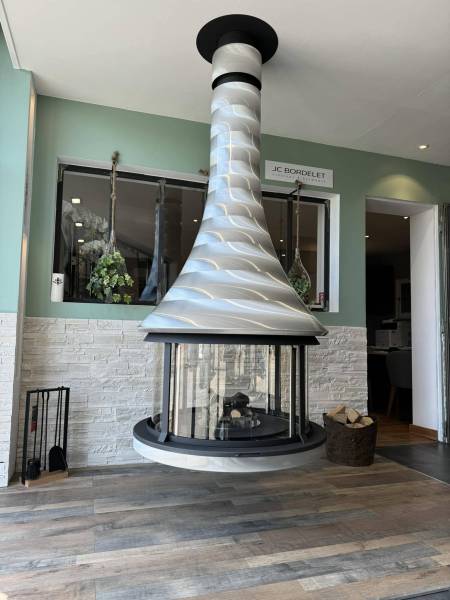 CHEMINEE SUSPENDUE MODELE ZELIA MARQUE JC BORDELET A SAINT GEORGES DE RENEINS